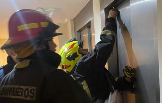 Quedaron atrapados en un ascensor y debieron ser rescatado por bomberos