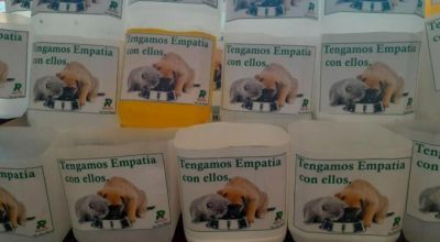 Juan Pablo Montanaro fabricó bebederos de agua para los perros y gatos callejeros