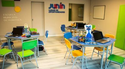 Petrecca inauguró sala para enseñar robótica en Junín