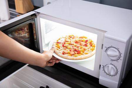 El truco que necesitás saber para calentar la pizza en el microondas