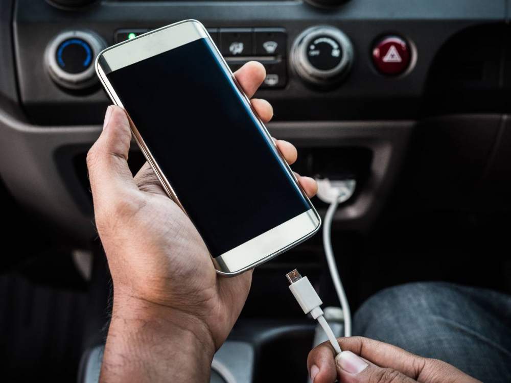¿Es malo cargar el celular en el auto? Los motivos