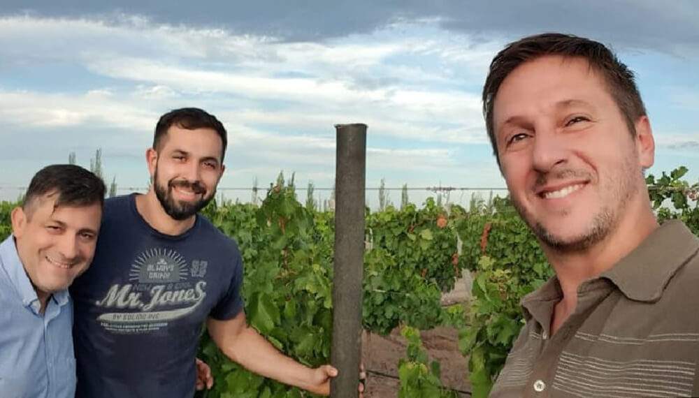 Tres mendocinos crearon postes de plástico reciclado para evitar la tala de árboles
